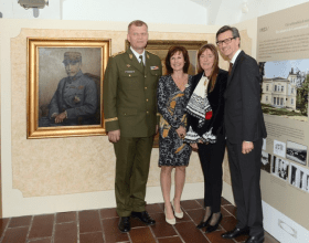 Autorka výstavy Marcela Šášinková s Isabellou Monzini v doprovodu francouzského velvyslance a náčelníka GŠ; Foto: SMR – A. Hůlka